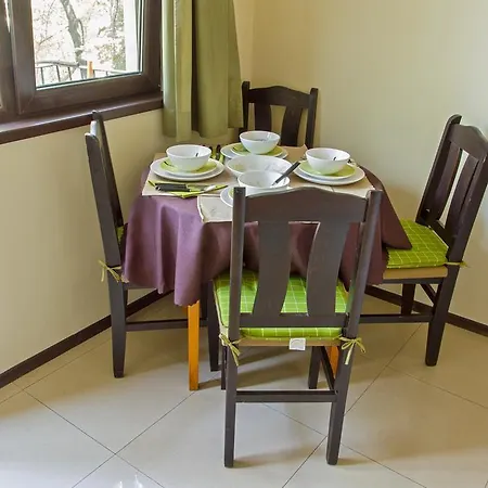 Lovely Spacious 2 Bedroom Downtown Apartment *