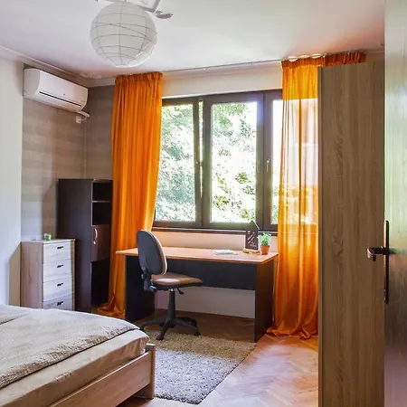 Lovely Spacious 2 Bedroom Downtown Apartment